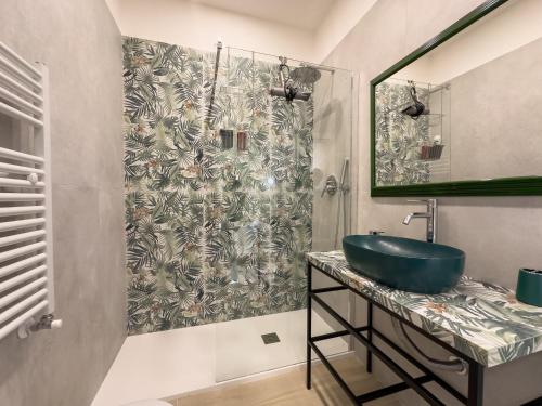 那不勒斯Real poggio的一间带绿色水槽和淋浴的浴室