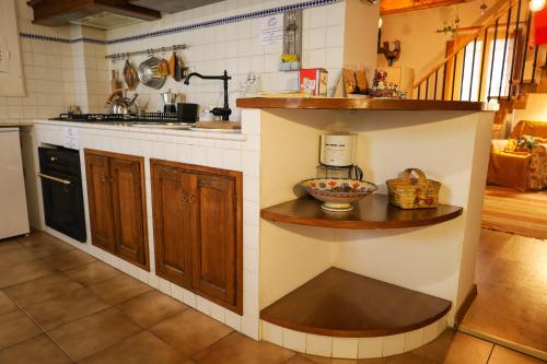巴尼奥阿里波利I Rosai appartamento sulle colline fiorentine的厨房配有台面和台面