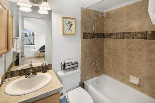 西雅图Aurora Abode BY Betterstay的浴室配有盥洗盆、卫生间和浴缸。