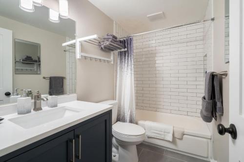 西雅图Queen Ann Flat BY Betterstay的白色的浴室设有水槽和卫生间。