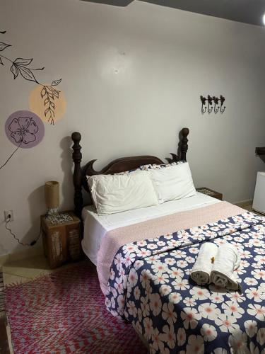 安格拉杜斯雷斯Chalé Ouro Verde的一间卧室配有一张床,上面有两条毛巾