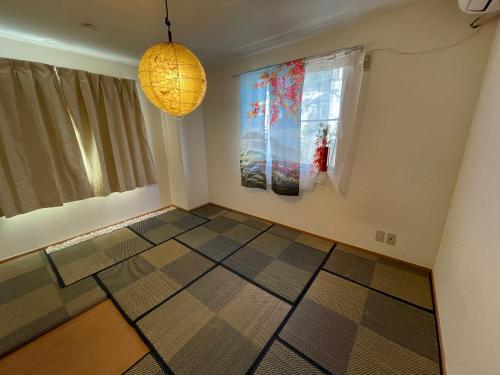东京赤羽Japanese-Style private Villa & Bike的墙上有两幅画作的房间和一盏灯