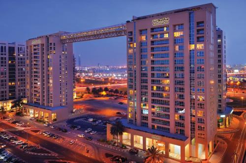 迪拜迪拜克里克万豪行政公寓的一座高大的建筑,上面有起重机