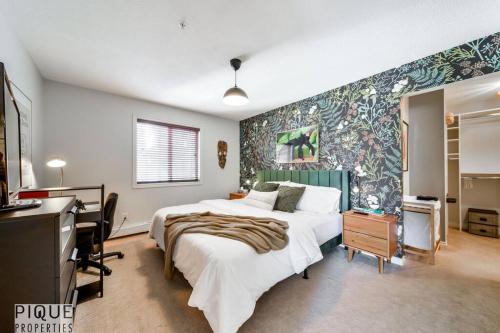 埃德蒙顿The Breakfast Club Suite - King Bed & AC - Patio - UG Park的一间卧室配有两张床和一张书桌