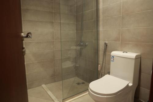 麦加فندق سيف بلص من سما的一间带卫生间和玻璃淋浴间的浴室