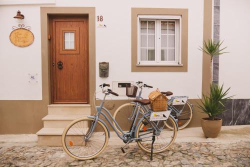 雷根古什-迪蒙萨拉什Casa Coração Alentejano- Casas com EnCanto的两辆自行车停在房子前面
