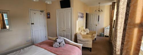 凯西克费恩德尼旅馆的一间卧室配有一张带粉色毯子的床