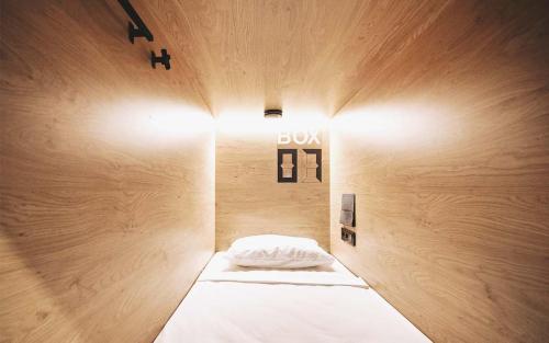 迪拜Modern Hostel Dubai的一间房间,床上有盒子标志