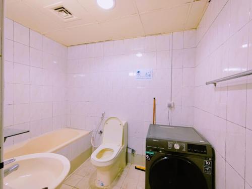 迪拜Modern Hostel Dubai的一间带卫生间和水槽的浴室