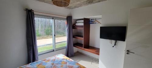 何塞伊格纳西奥Mar y Laguna的客房设有窗户、电视和床。