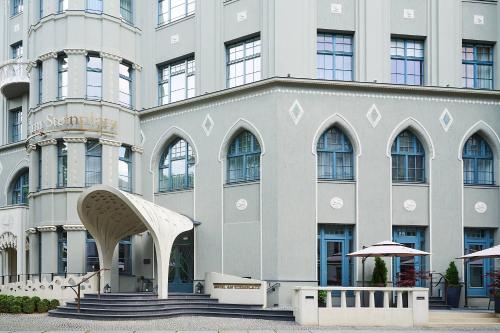柏林傲途格精选酒店旗下斯坦普朗兹酒店的前面有楼梯的大建筑