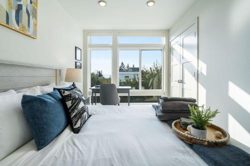 西雅图Wallingford View Suite BY Betterstay的卧室配有一张白色大床,上面有植物