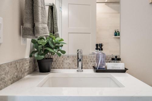 西雅图Wallingford View Suite BY Betterstay的浴室设有白色水槽和镜子
