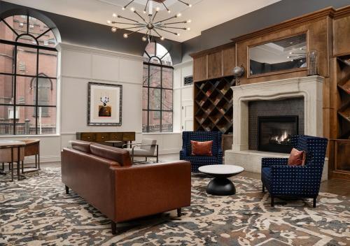 巴尔的摩巴尔的摩市中心英迪格酒店的客厅配有家具和壁炉
