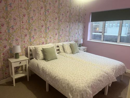 贝德沃思Duplex Flat Bedworth Town Centre的一间卧室配有一张华丽壁纸床