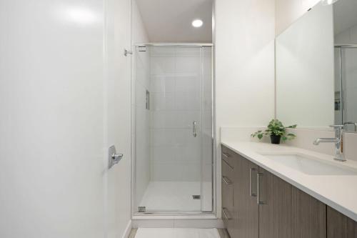 西雅图Winslow Place BY Betterstay的带淋浴和盥洗盆的白色浴室