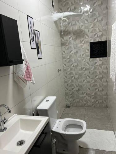 戈亚斯Kitnet Cidade de Goiás - Go #02的带淋浴、卫生间和盥洗盆的浴室