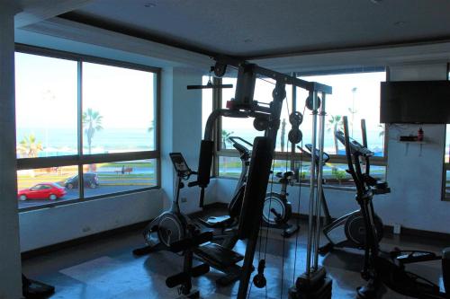 伊基克Frente a la Playa, amplio departamento para 10 personas, con 4 dormitorios y 4 baños的一个带有氧器材的健身房,位于一个窗户的房间