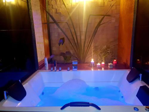 乌尤尼Hostal Cagnapa Restobar的浴室配有带蜡烛的浴缸。