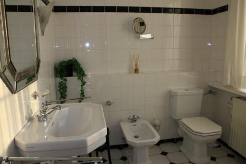 杜亨Haus Nordsee 06的白色的浴室设有水槽和卫生间。