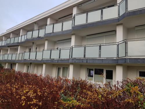 库克斯港Haus Kehrwieder Fewo 03的公寓大楼的一侧设有阳台。