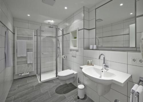 库克斯港Op de Geest 10的浴室配有卫生间、盥洗盆和淋浴。