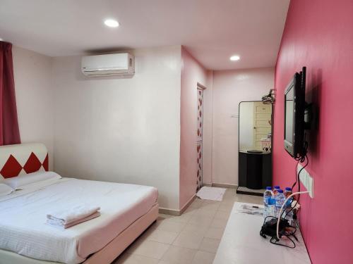 亚娄Minshu RoomStay的卧室配有白色的床和粉红色的墙壁