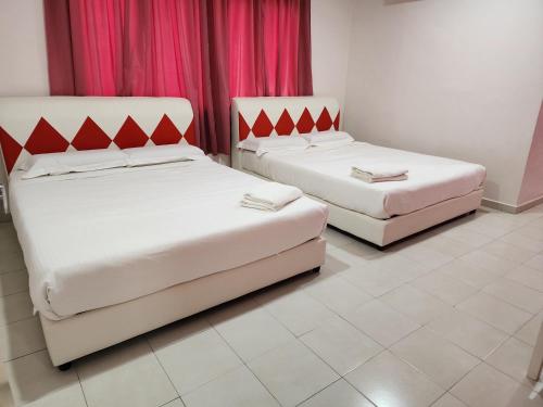 亚娄Minshu RoomStay的配有粉红色窗帘的客房内的两张床