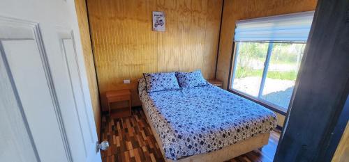 达卡卫Cabaña buck的一间小卧室,配有床和窗户