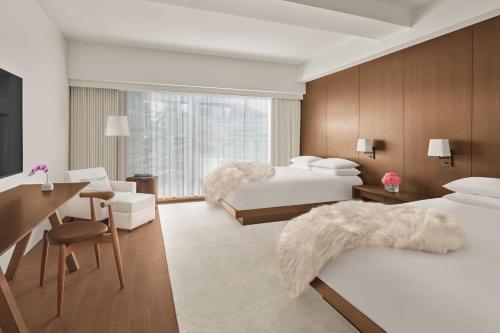 东京The Tokyo EDITION, Ginza的酒店客房配有两张床和一张书桌