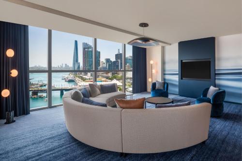 悉尼W Sydney的客厅设有大沙发和大窗户