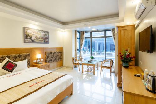 萨帕萨帕雪酒店 的酒店客房带一张床、一张桌子和椅子