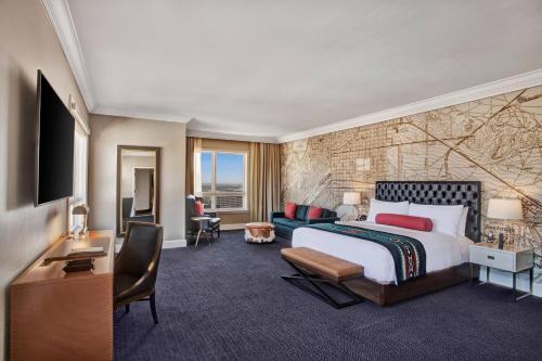 埃尔帕索艾尔帕索酒店的酒店客房设有一张床、一张书桌和一台电视机。