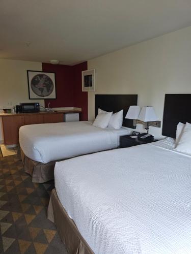 西塔科锡塔克华美达套房酒店的酒店客房配有两张床和一张书桌