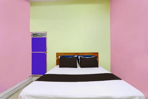 JhājharOYO Flagship Up13 Hotel的一间卧室配有一张紫色和蓝色墙壁的床