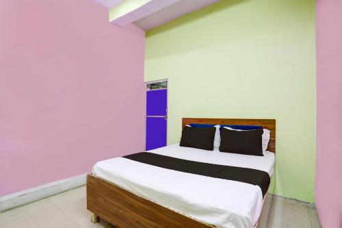 JhājharOYO Flagship Up13 Hotel的一间卧室配有一张色彩缤纷的墙壁床。