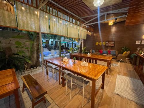 圣维森特Teteng's Home的用餐室配有木桌和椅子