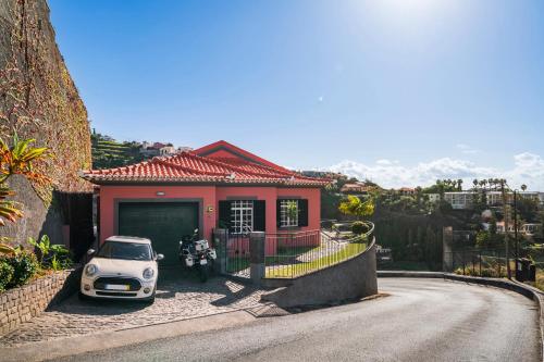 蓬他达维托亚Casa Coelho的前面有一辆小房子,前面有一辆汽车