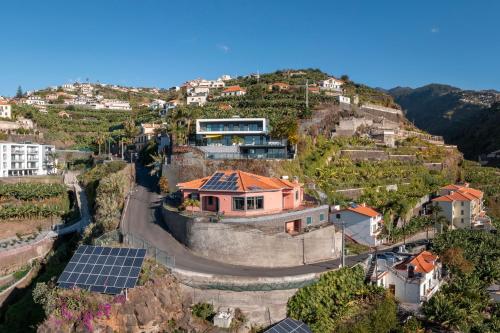 蓬他达维托亚Casa Coelho的山顶上的房子,设有太阳能电池板