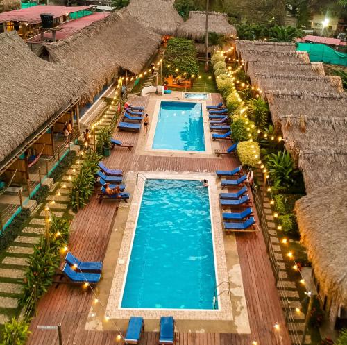 帕洛米诺Tiki Hut Hostel的享有度假村游泳池的顶部景致