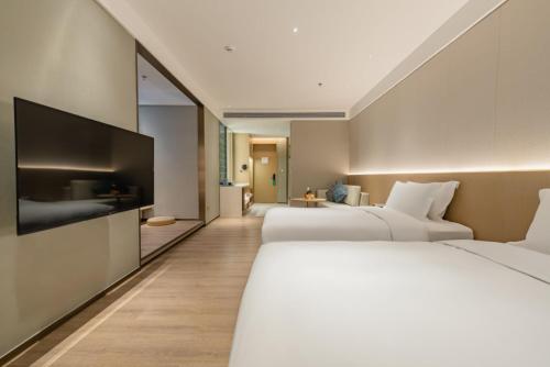 深圳格兰云天·阅酒店(深圳中心公园店)的酒店客房设有两张床和一台平面电视。