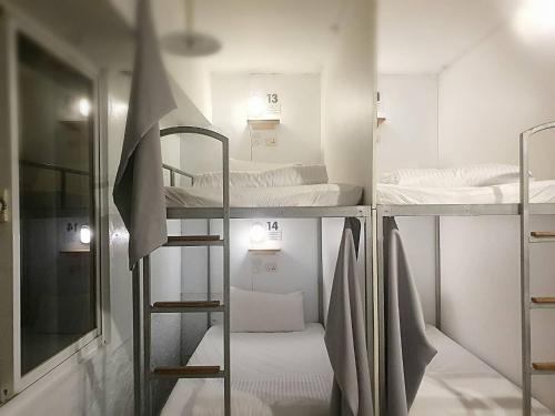 台北客憩旅宿的一间设有三张双层床的客房