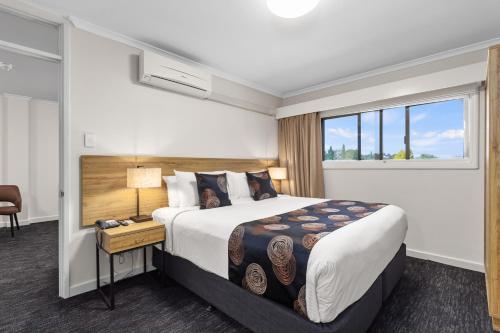 阿德莱德Econo Lodge North Adelaide的酒店客房设有床和窗户。