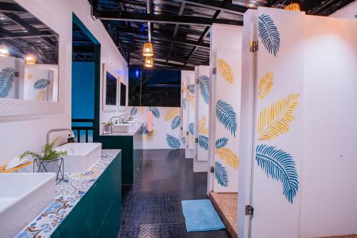 公主港LArtista Hostel的浴室设有一排盥洗盆和卫生间