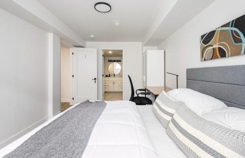 渥太华Home Advantage的卧室配有一张白色大床和一张书桌