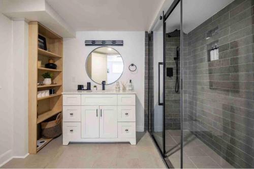 渥太华Home Advantage的浴室配有盥洗盆和带镜子的淋浴