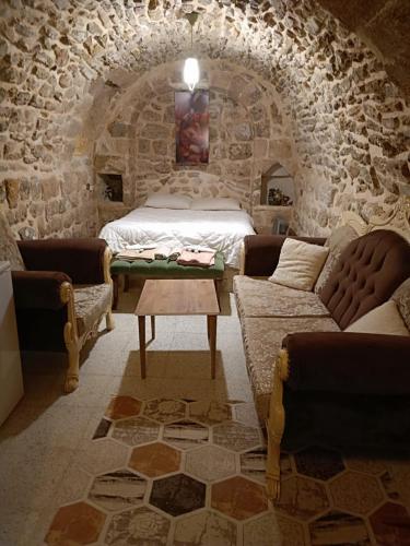 马尔丁Acabey konuk evi的卧室配有一张石墙床