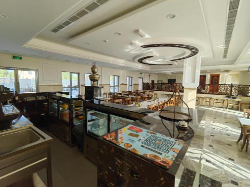 拜尔卡ALYA Hotel的一间在房间内配有桌椅的餐厅