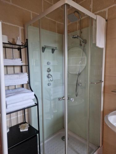 卡斯特拉纳格罗泰Il Piccolo Rifugio的浴室里设有玻璃门淋浴