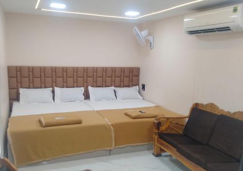 内拉尔Grand Celebration Resort的一间卧室配有一张大床和一张沙发